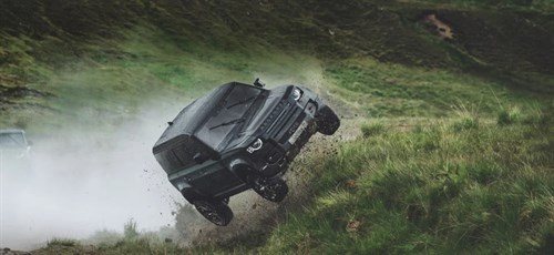 Land Rover Defender flyvende James Bond film.jpg